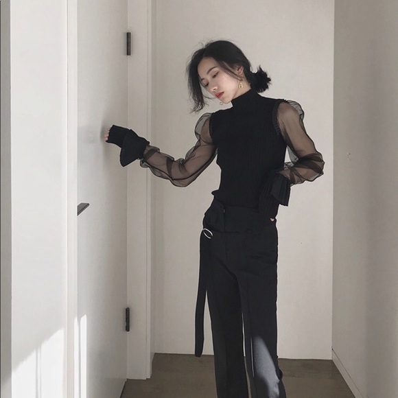 Black top with lace sleeves - Picture 3 of 8